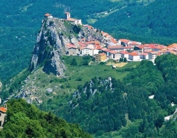 Pescopennataro: the village of fir and stone