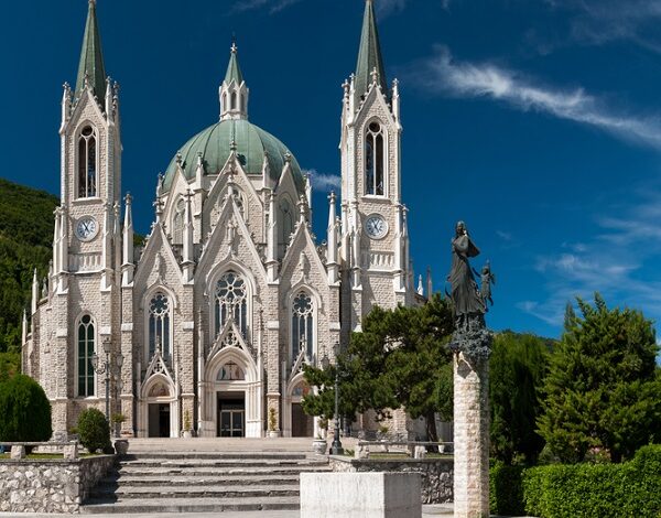 Castelpetroso: a fairy-tale church in Molise